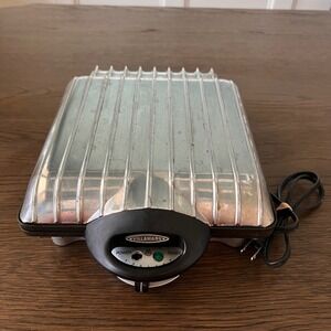 VillaWare Uno Farmyard Waffler 4 Farm‎ Shapes Barn Cow Pig Chicken Model 2001F